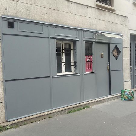 Red Guesthouse: Parisian Patio Retreat in the 17th Exterior photo