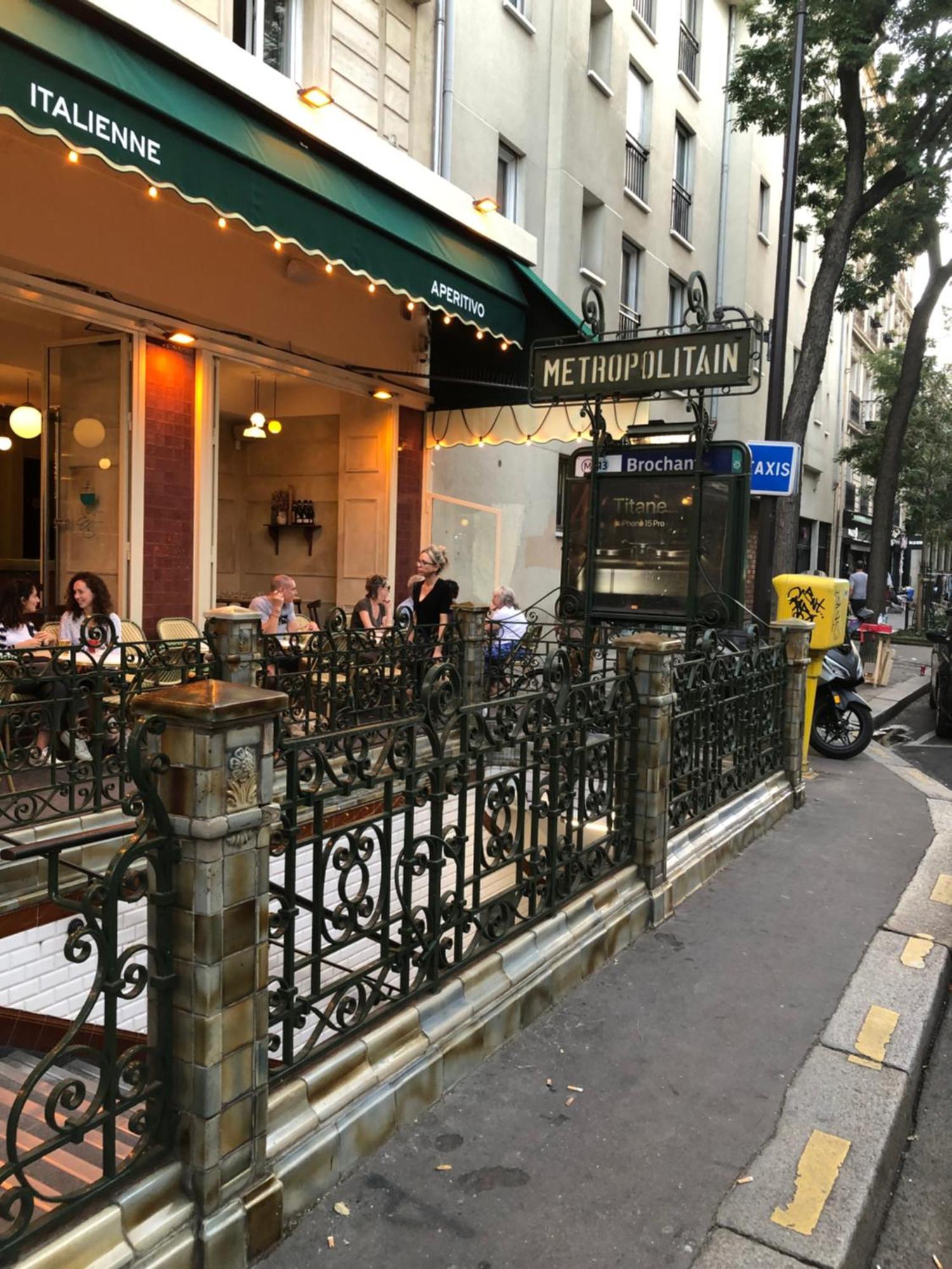 Red Guesthouse: Parisian Patio Retreat in the 17th Exterior photo
