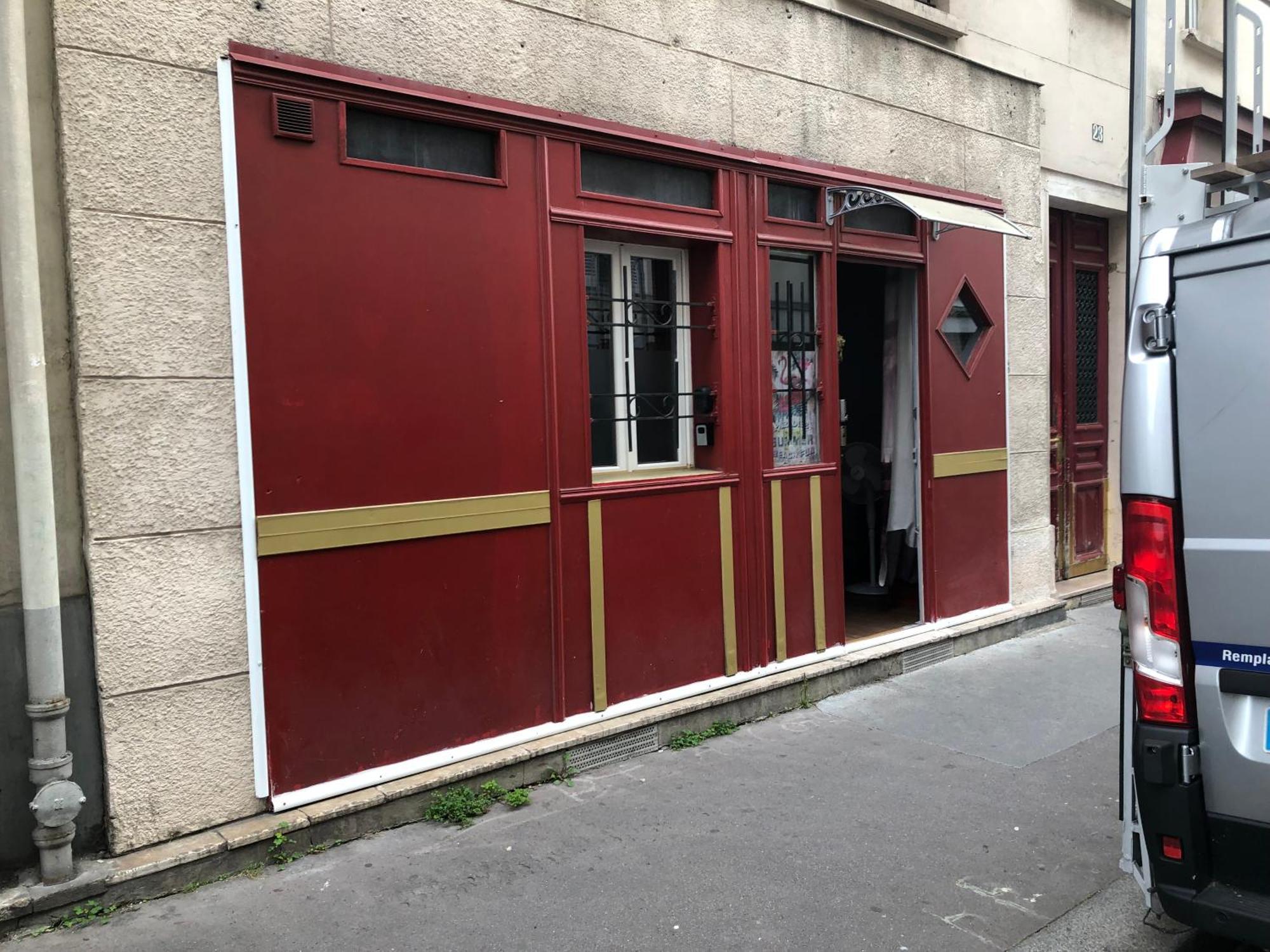 Red Guesthouse: Parisian Patio Retreat in the 17th Exterior photo