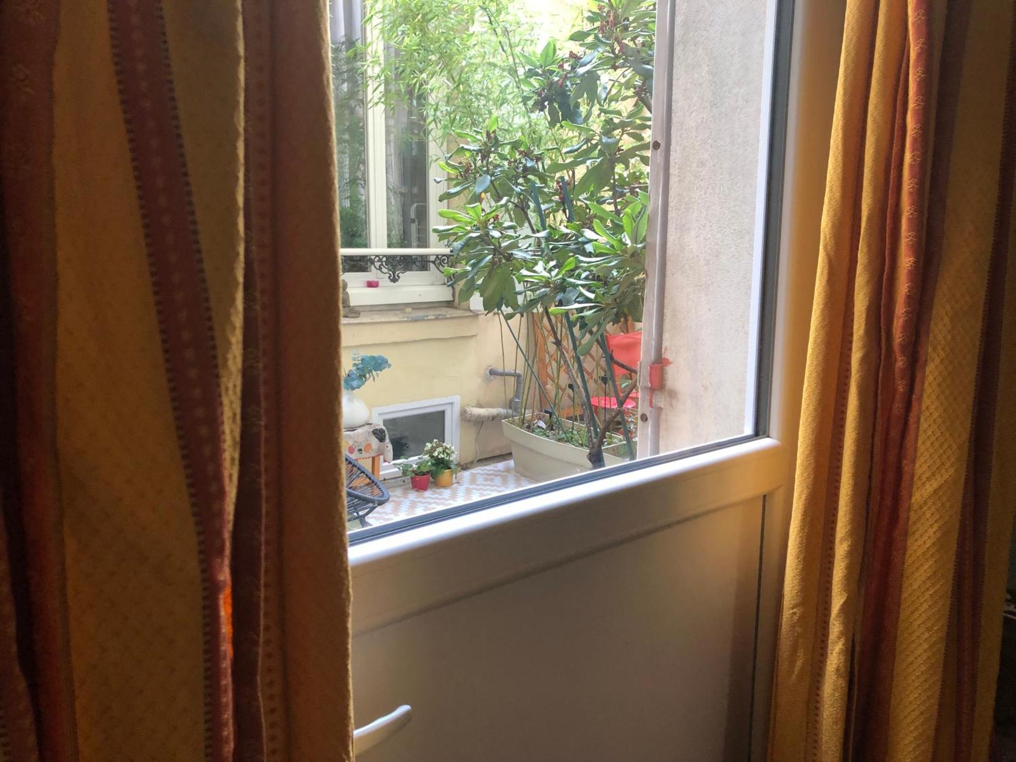 Red Guesthouse: Parisian Patio Retreat in the 17th Exterior photo