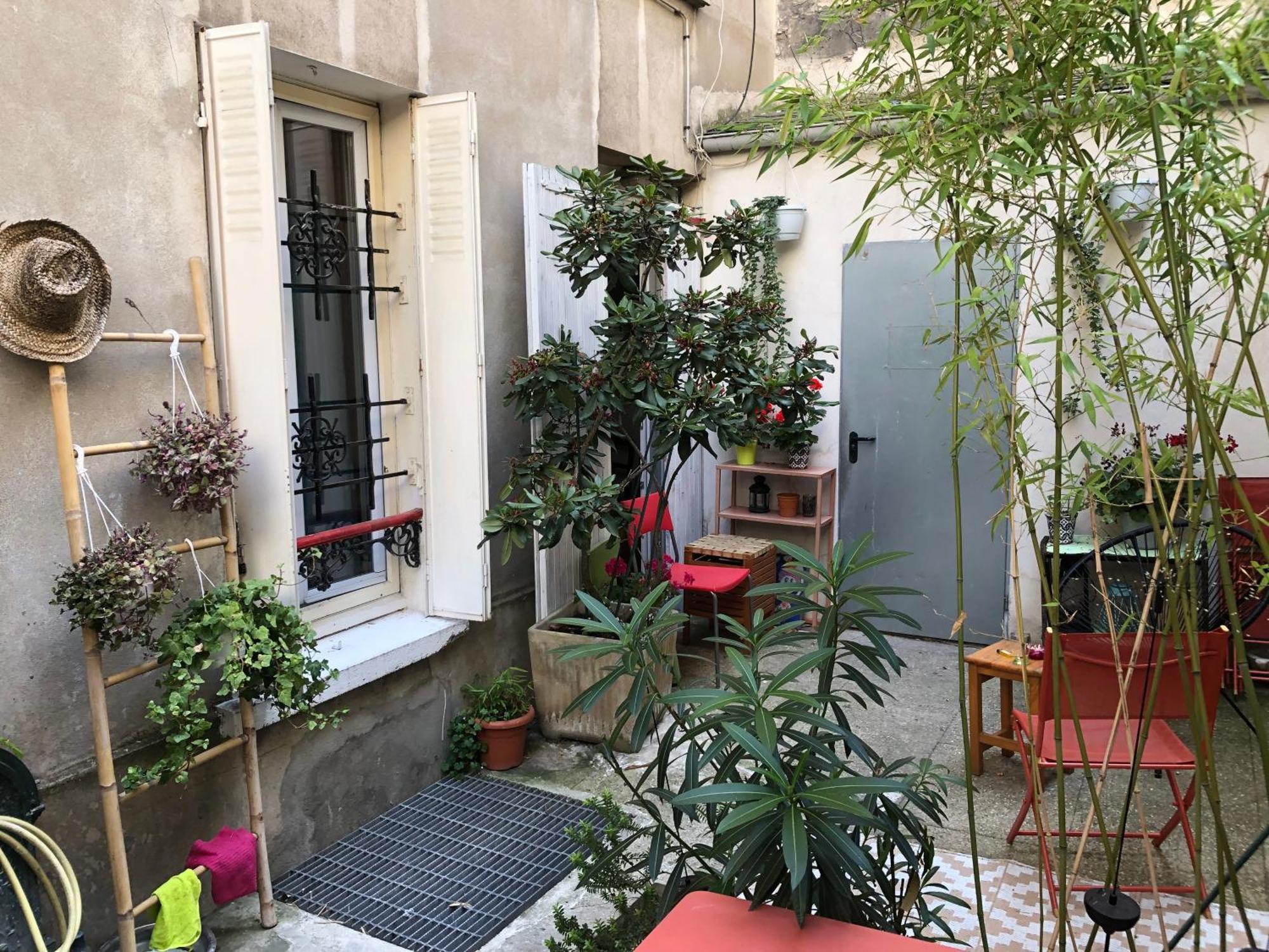 Red Guesthouse: Parisian Patio Retreat in the 17th Exterior photo