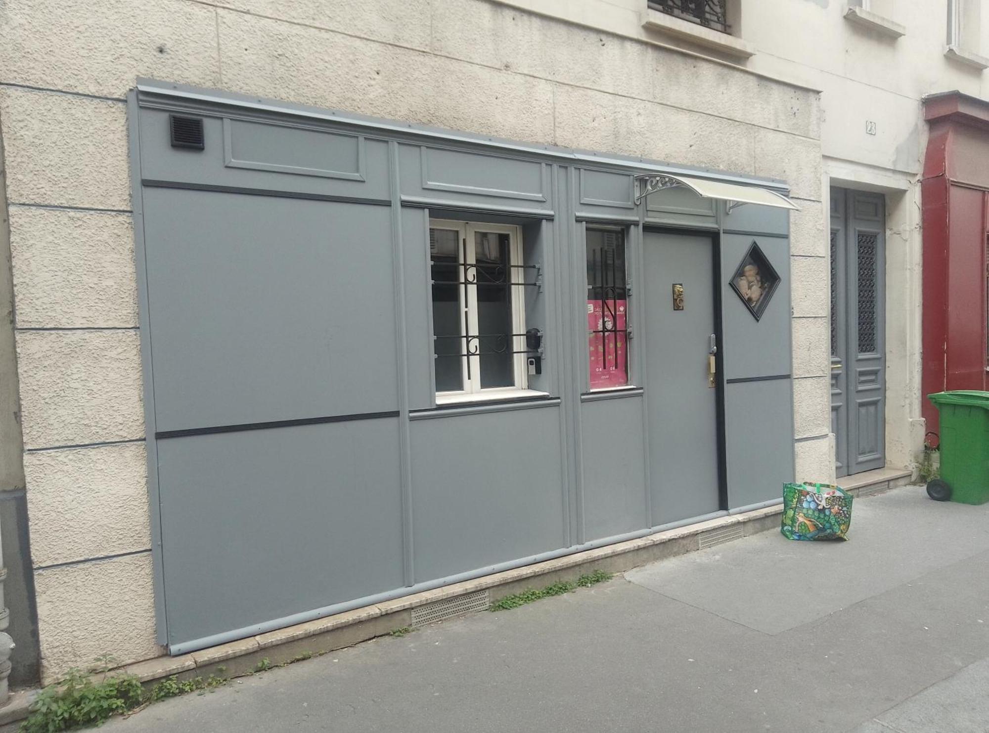 Red Guesthouse: Parisian Patio Retreat in the 17th Exterior photo